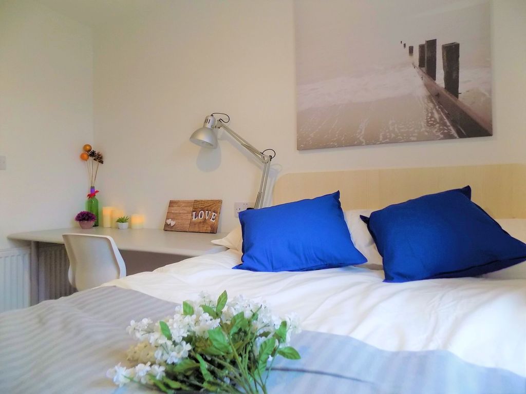 Property photo 1 of 32 A Cozy Double Bedroom Featuring A Neatly Made Bed ...