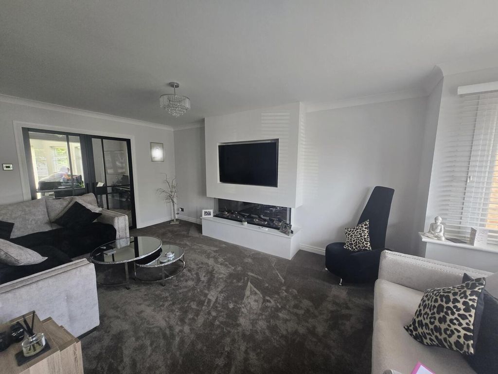 Property photo 3 of 18 Living Room