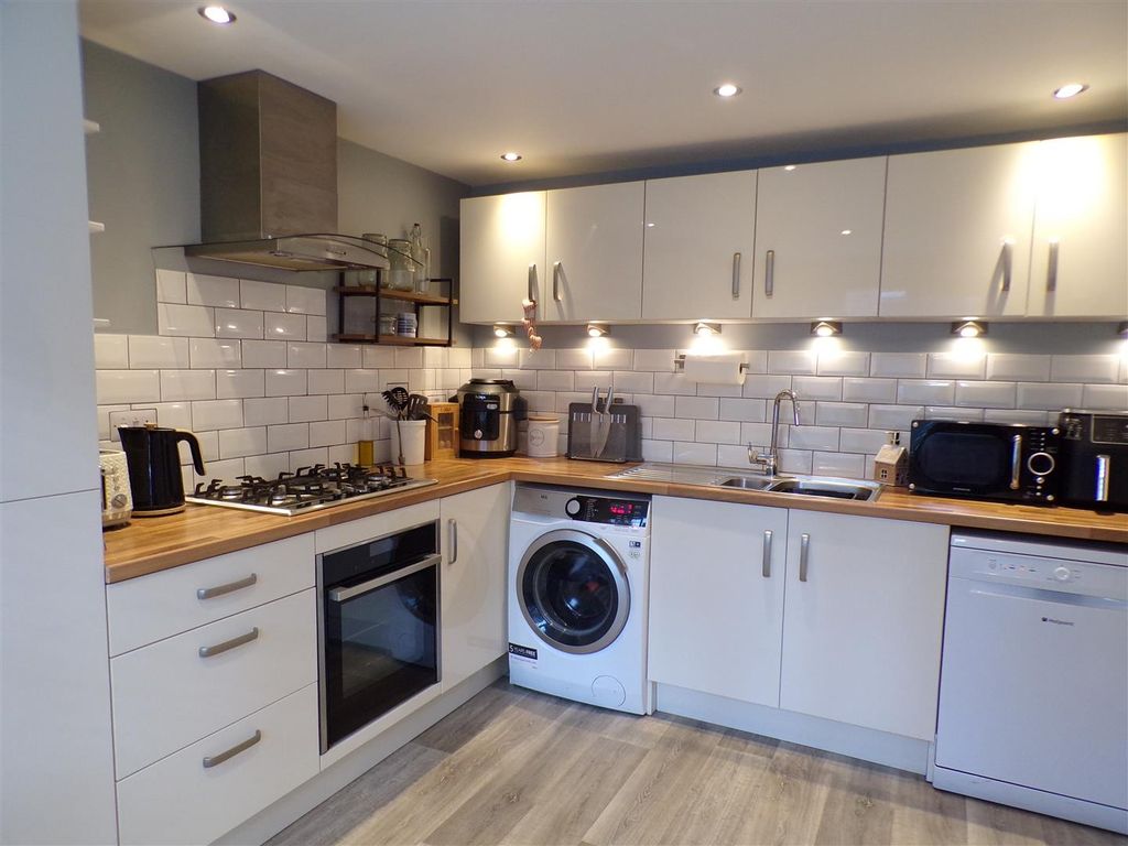 Property photo 2 of 10 Kitchen.Jpg