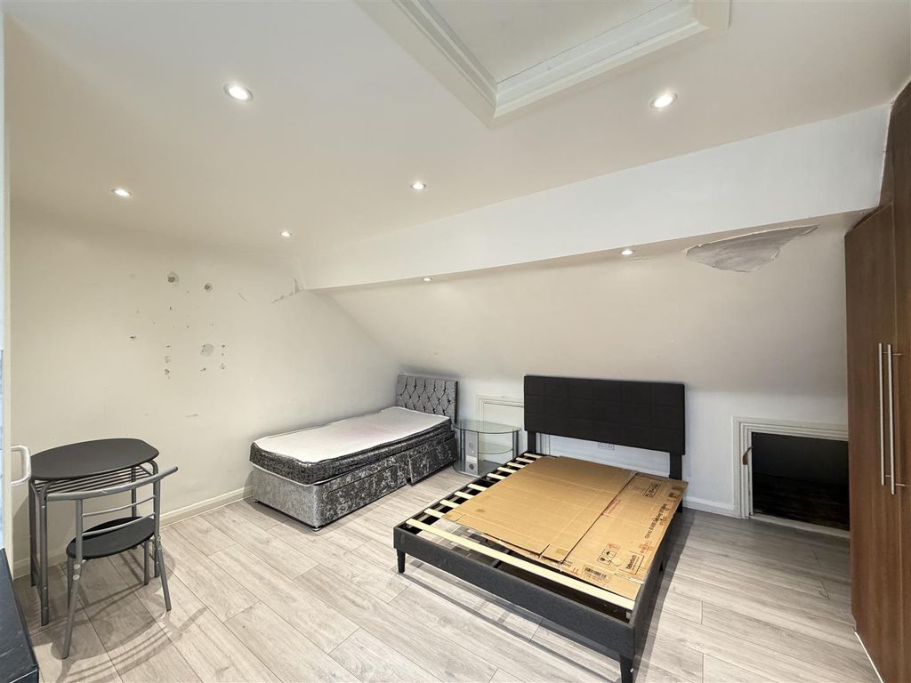 Property photo 2 of 10 Bedroom Four