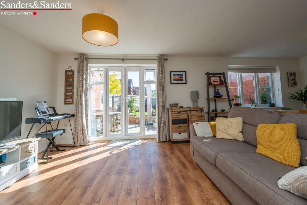 Property photo 2 of 31 Photograph 3