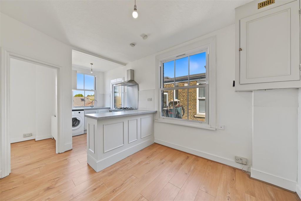 Property photo 1 of 12 236 Elmhurst Mansions, Elmhurst Street, London Sw4