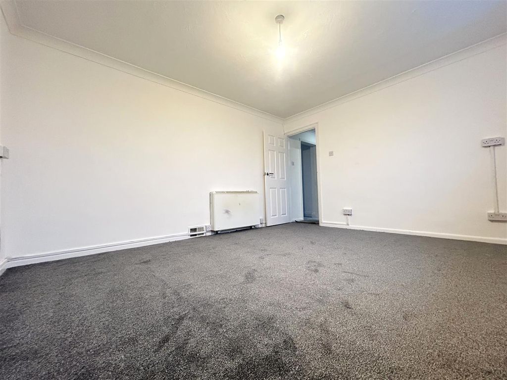 Property photo 3 of 10 Lounge