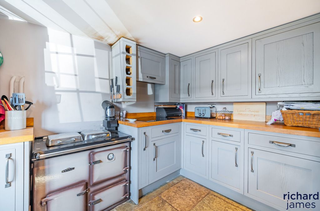 Property photo 2 of 19 5964B6A7-d3A7-4Db...