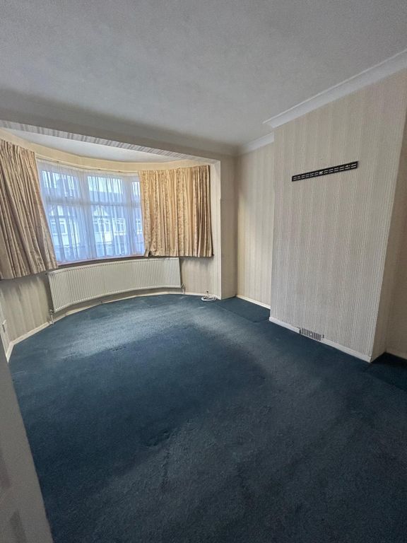 Property photo 1 of 8 3 Bed End Terrace To Rent Parham Drive, Ilford Ig2 6Nb