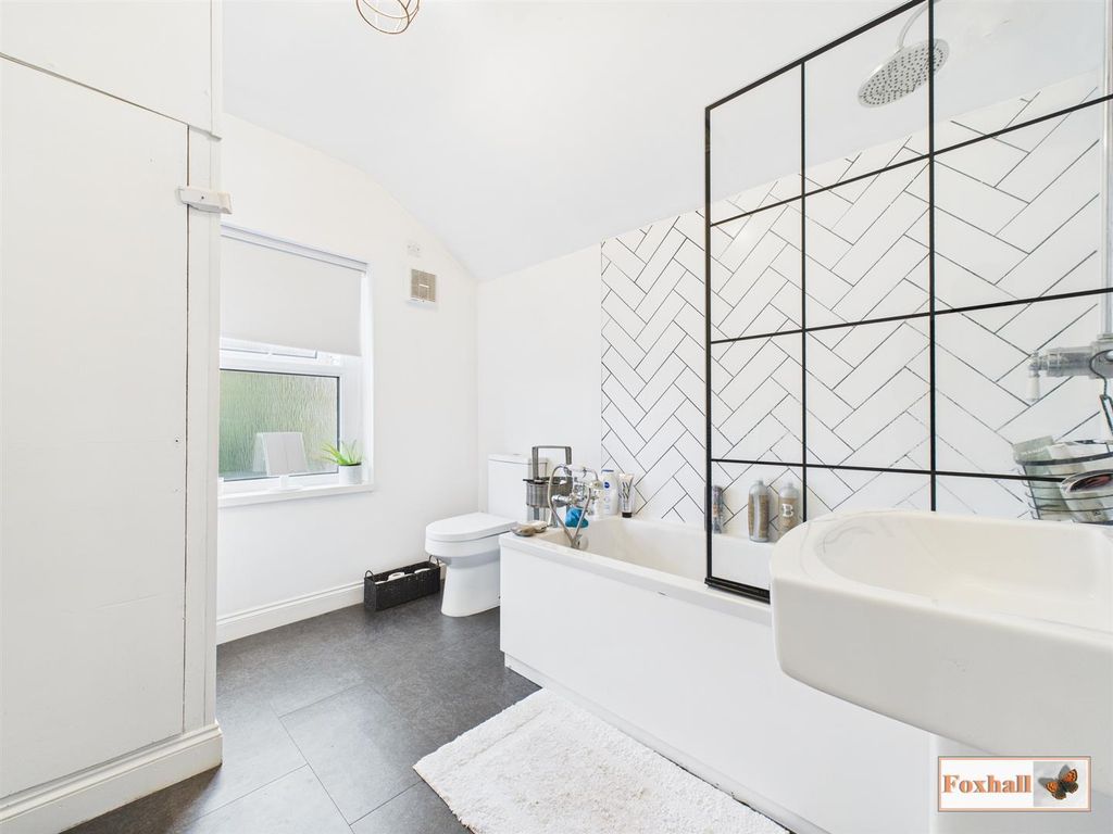 Property photo 3 of 16 Bathroom