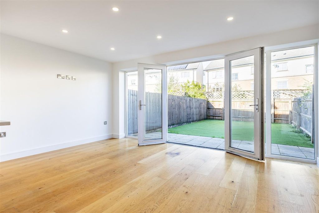 Property photo 2 of 30 27 Mowbray (5).Jpg