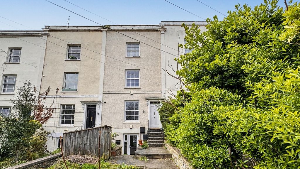Property photo 3 of 11 Elegant Terraced Home With Lush Green Entrance...