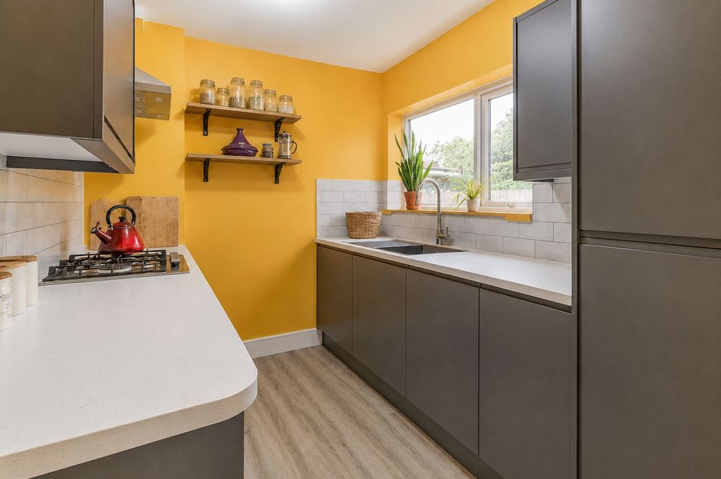 Property photo 3 of 11 Kitchen