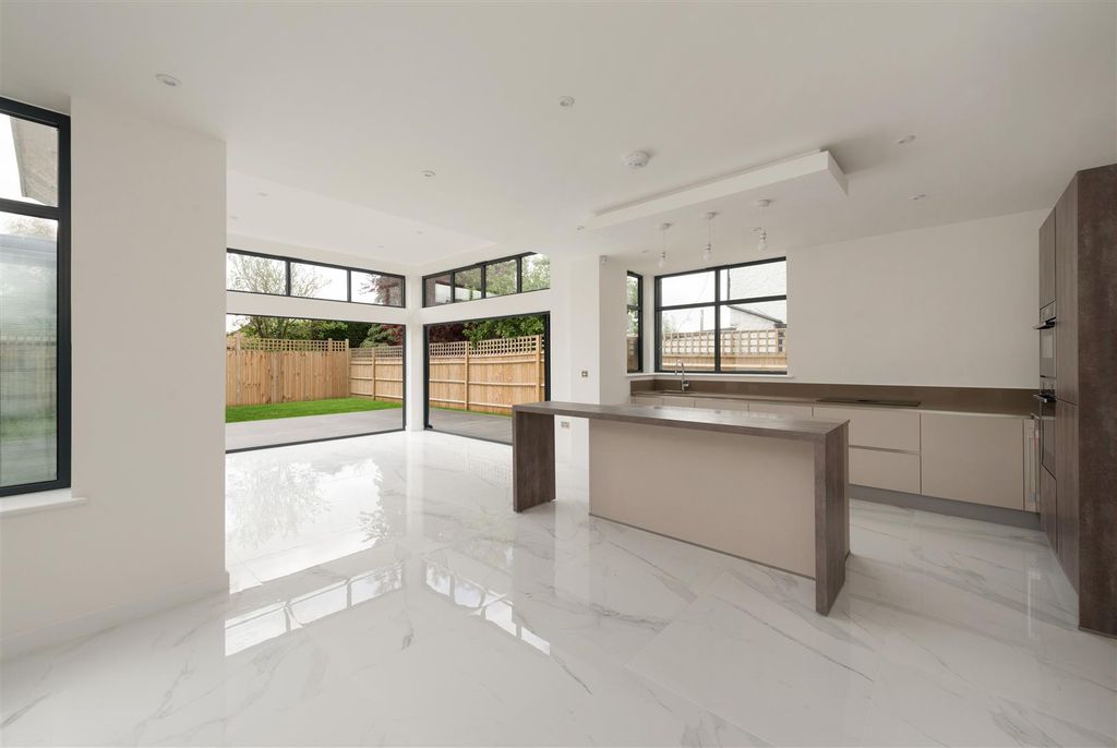 Property photo 2 of 22 Joy Lane, Whitstable