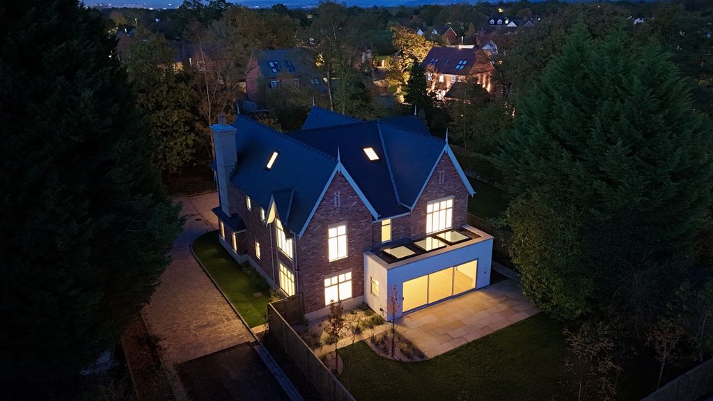 Property photo 1 of 34 6 Bedroom House For Sale