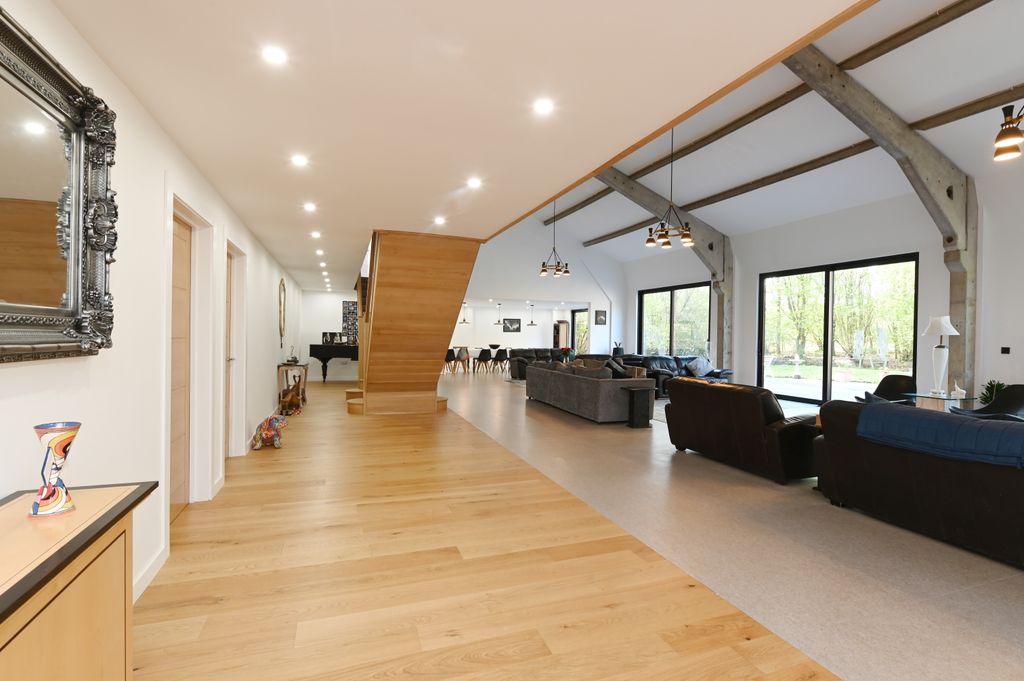 Property photo 2 of 29 Wickerstreet0029