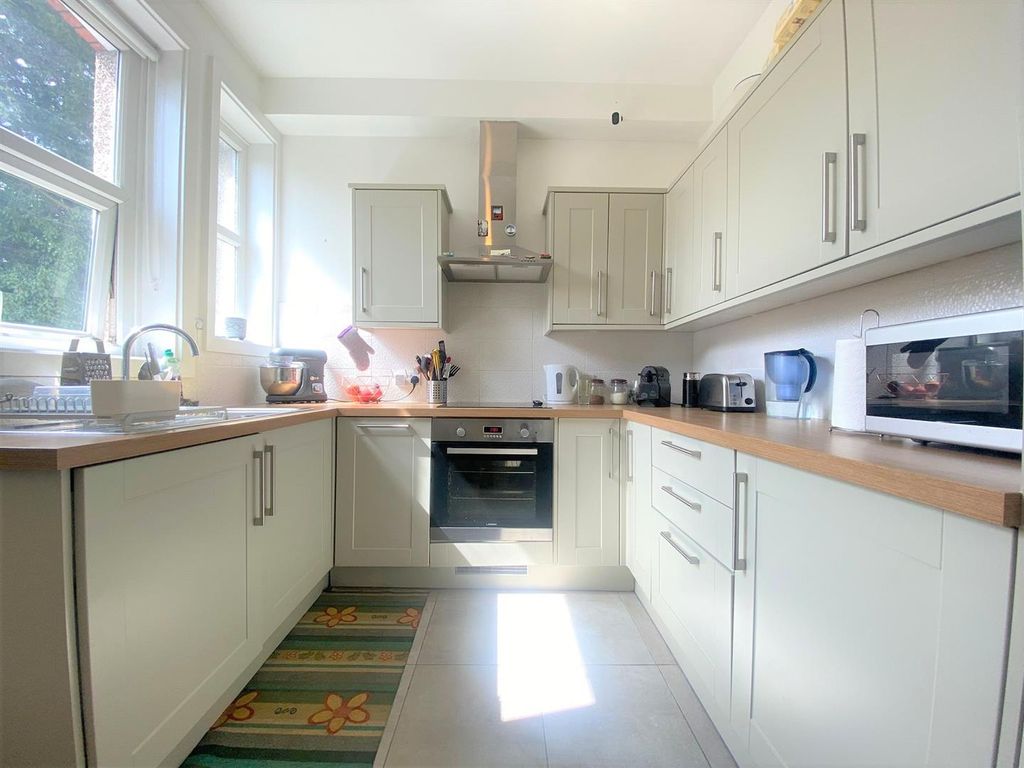 Property photo 3 of 7 Kitchen.Jpg