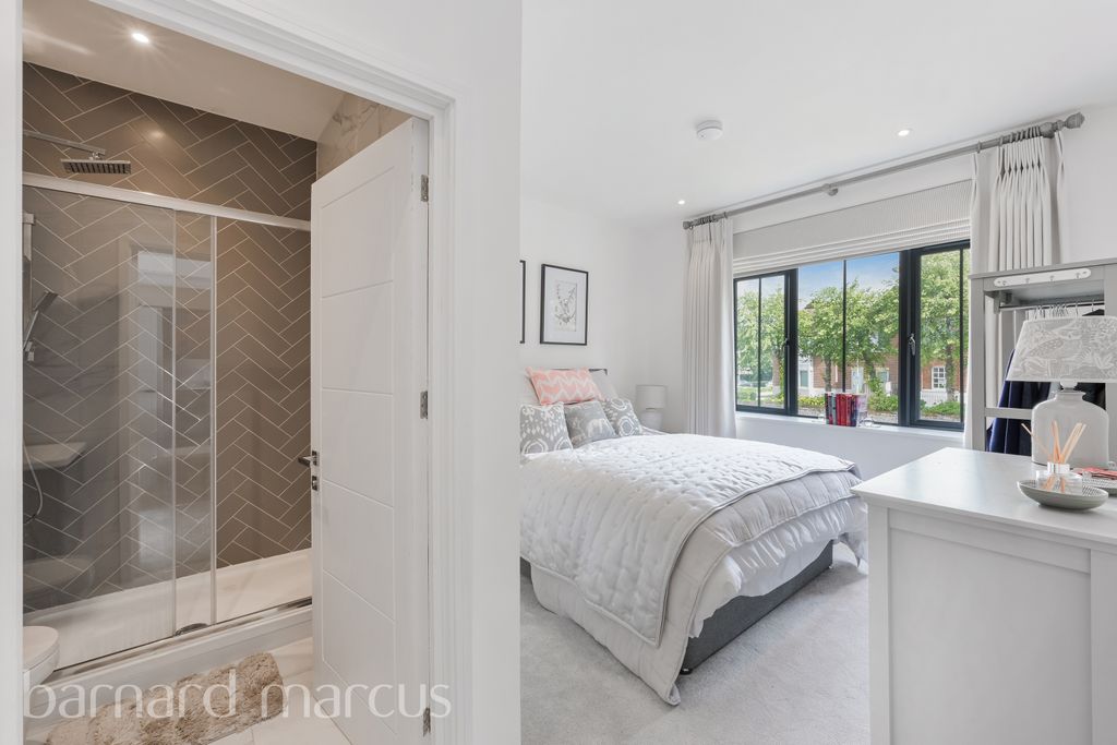 Property photo 2 of 8 Bedroom 1