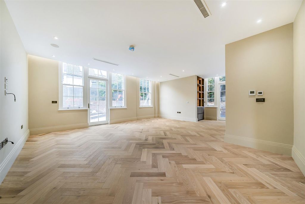 Property photo 1 of 11 Flat1,28Thebishops_.Jpg