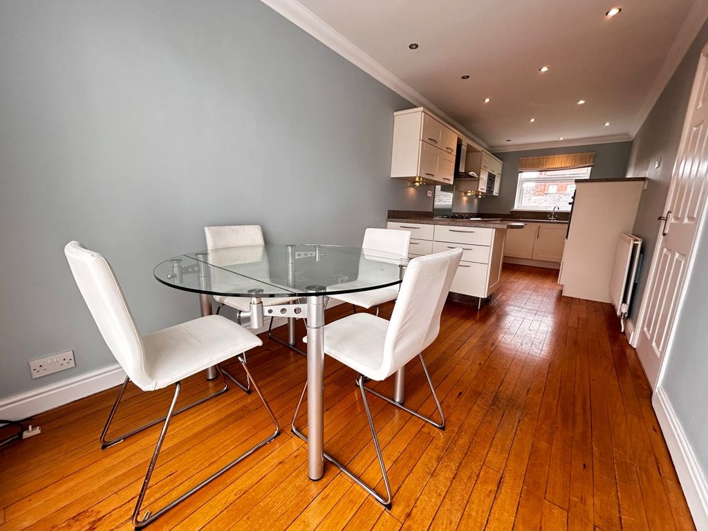 Property photo 3 of 17 071177F0-Aabe-4971-8233-13c39F7A4c6E