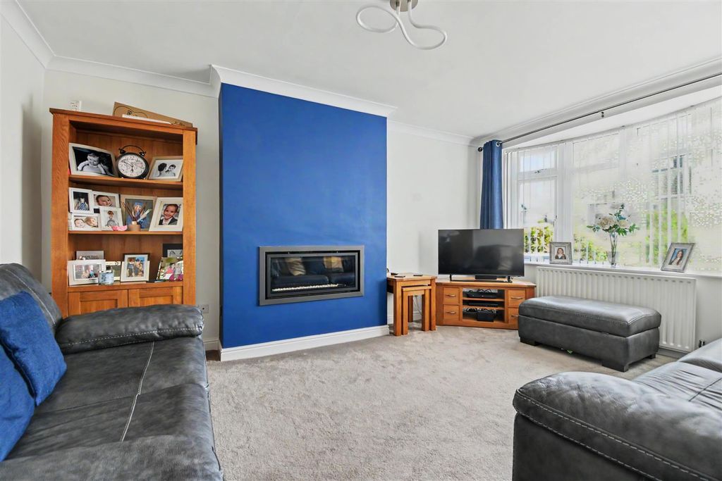 Property photo 2 of 28 Lounge