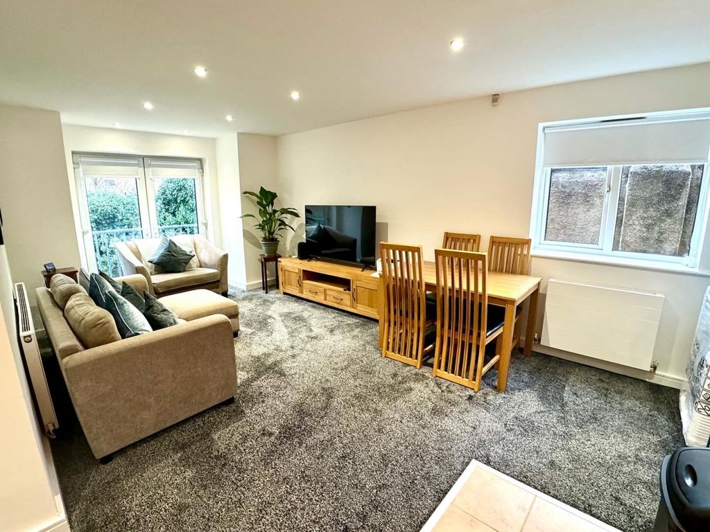 Property photo 3 of 6