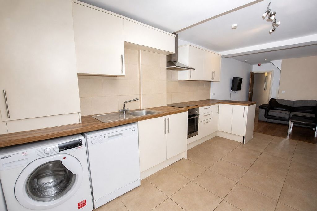 Property photo 3 of 13 Approach