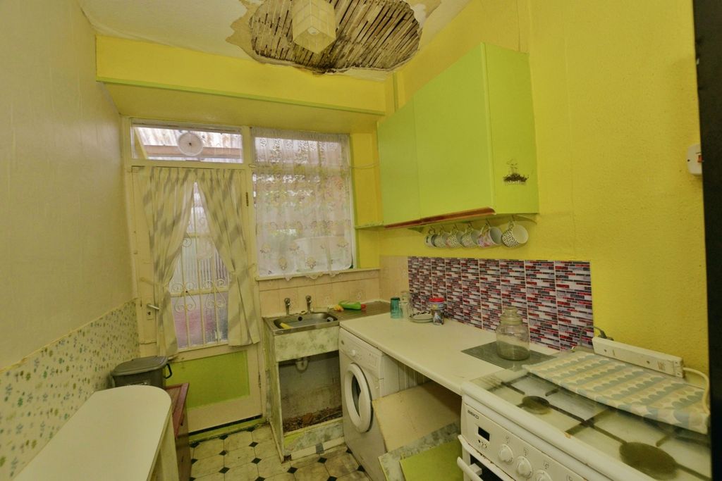 Property photo 3 of 16 Kitchen