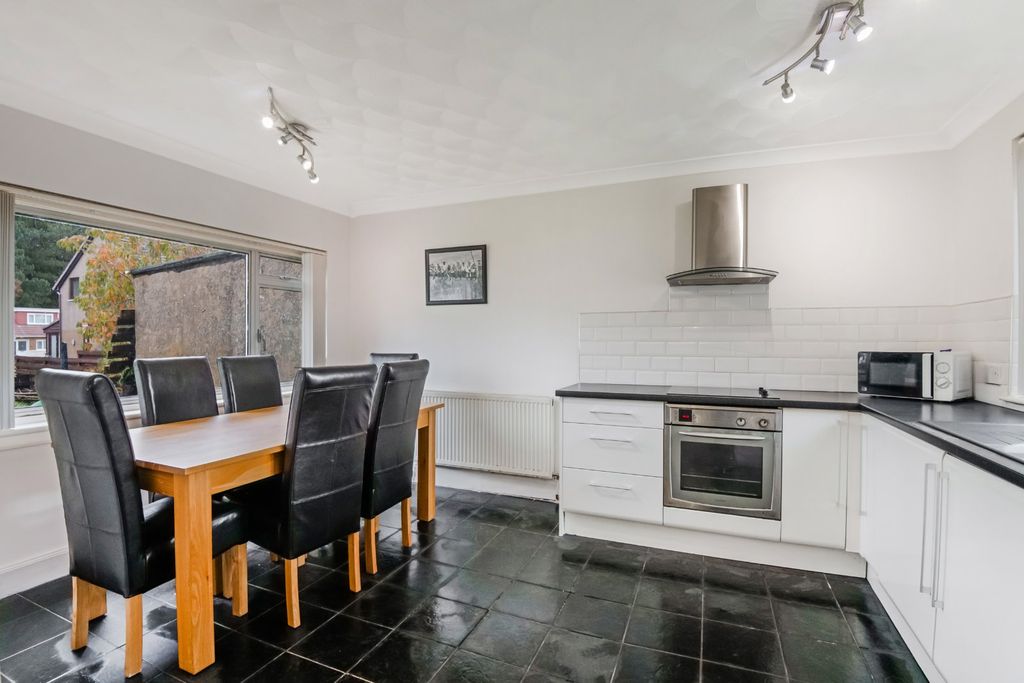 Property photo 3 of 11 Kitchen