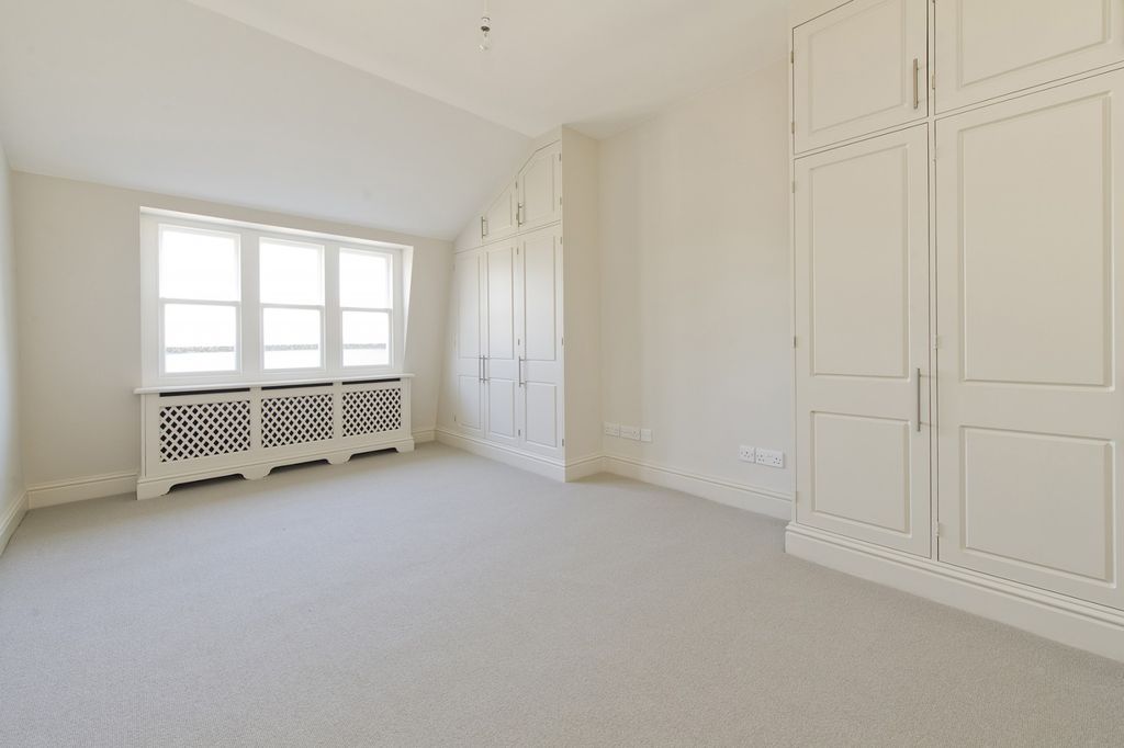 Property photo 3 of 6 Bedroom