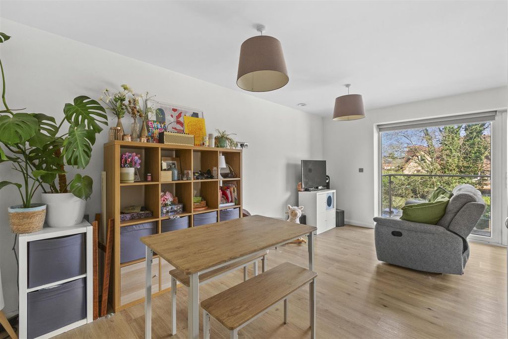 Property photo 2 of 12 5 College Court, Easton Street, Hp11 1Wp-6.Jpg