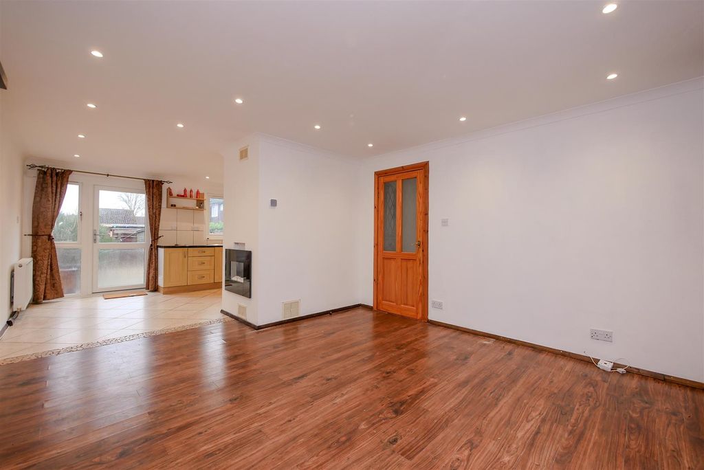 Property photo 3 of 17 Lounge