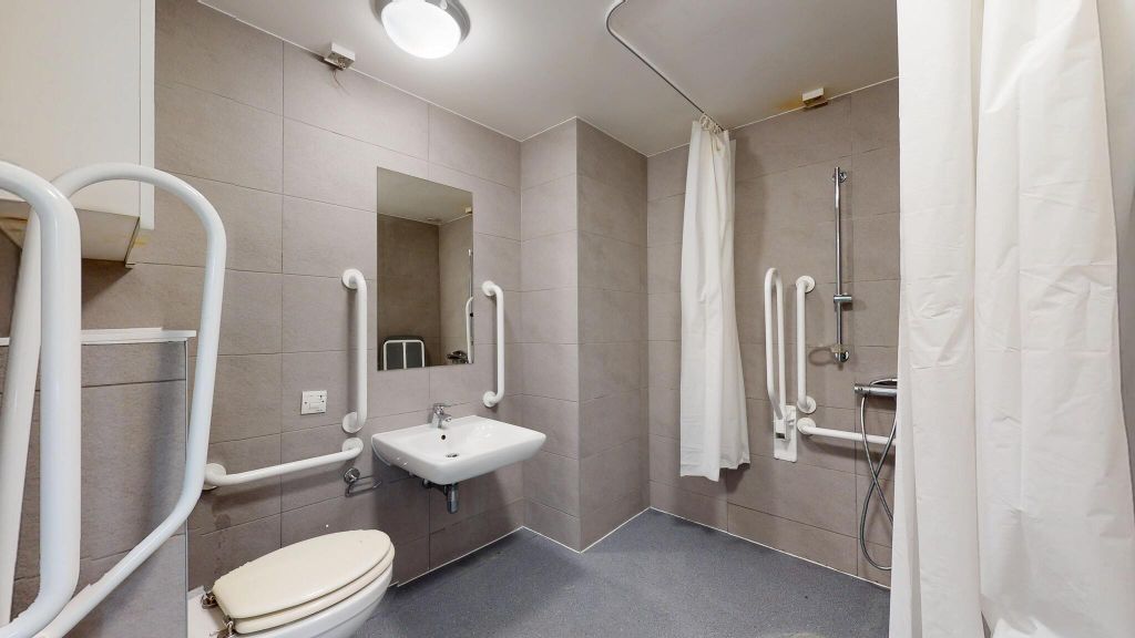 Property photo 3 of 19 Bathroom