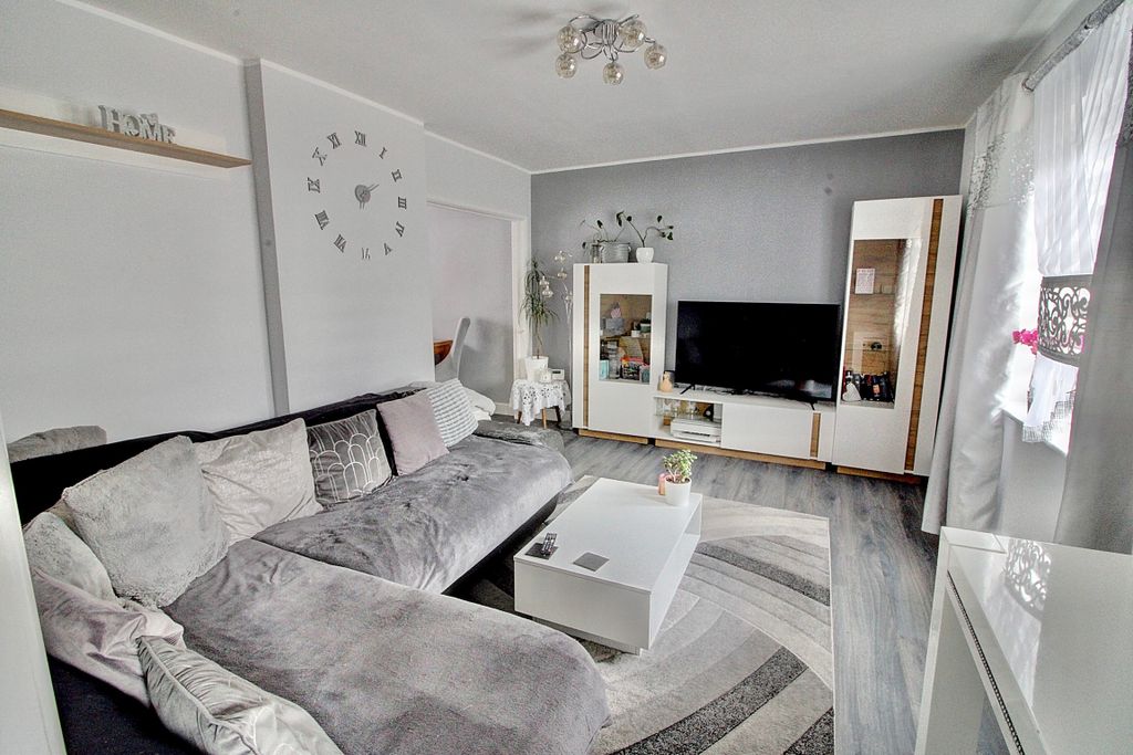 Property photo 3 of 21 2. Lounge