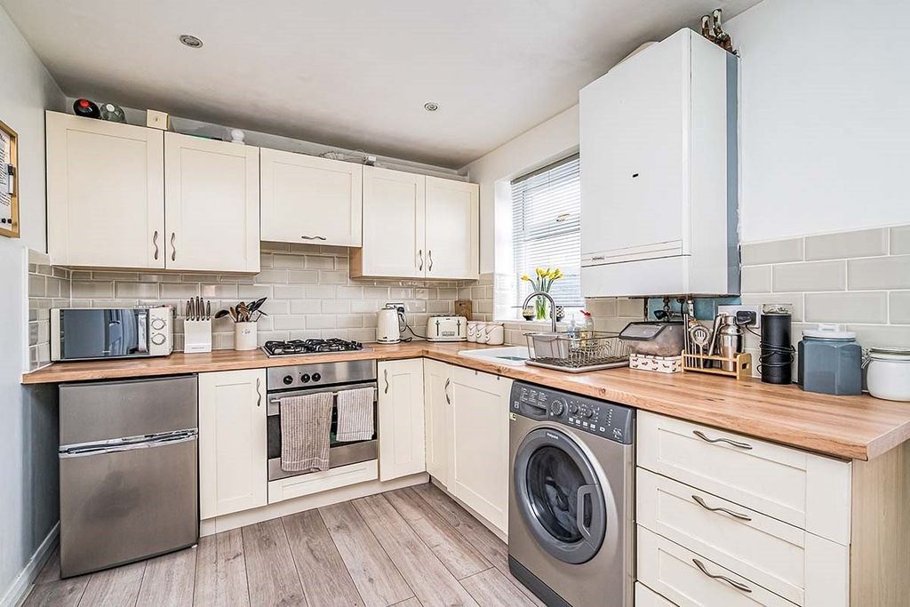 Property photo 3 of 8 Kitchen