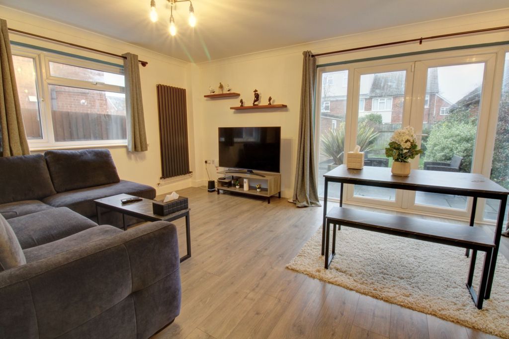 Property photo 2 of 18 Lounge 1