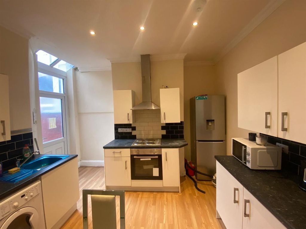 Property photo 3 of 12 Kitchen