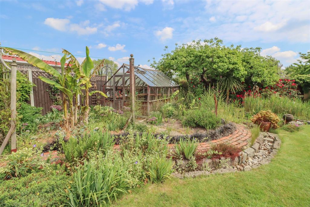 Property photo 3 of 30 13 Deirdre Avenue Garden-3.Jpg