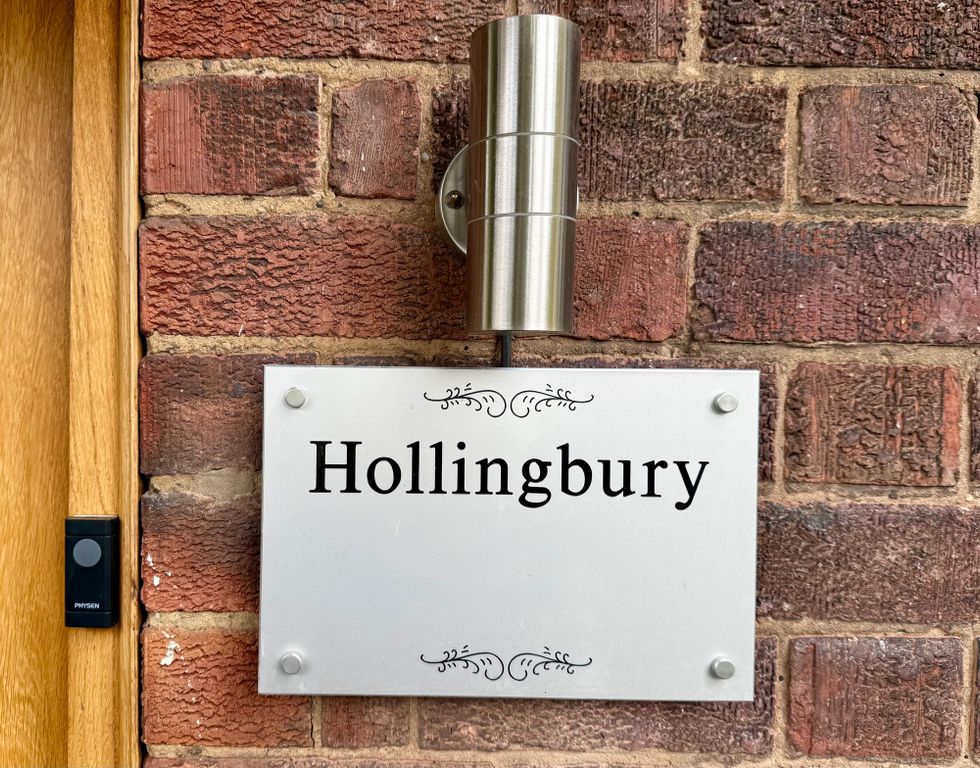 Property photo 3 of 32 Holingbury Sign
