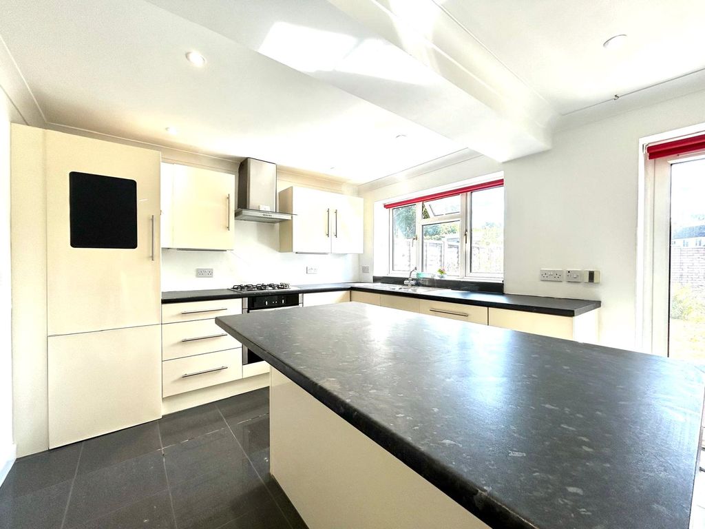Property photo 3 of 9 Kitchen