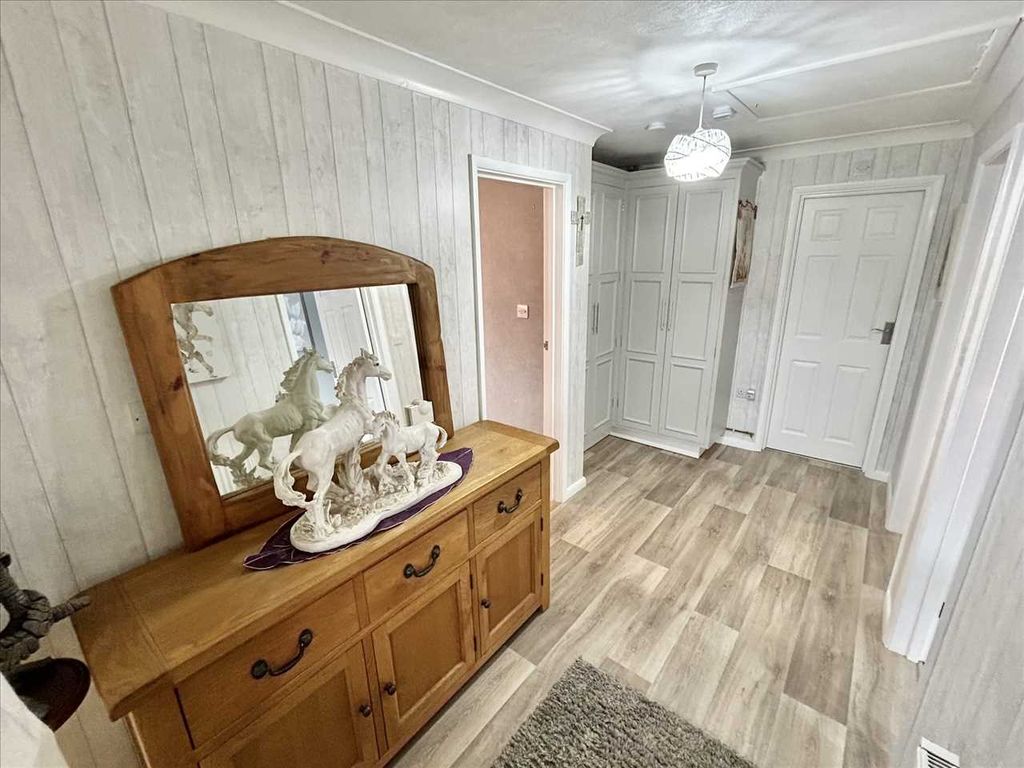 Property photo 3 of 18 Hall