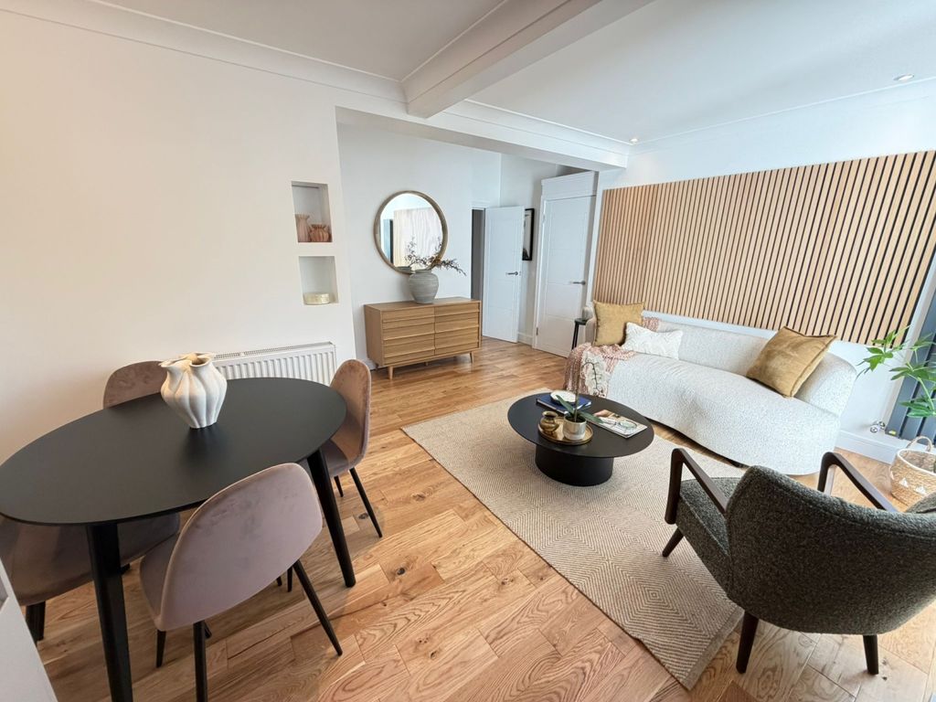 Property photo 1 of 11 Lounge 2