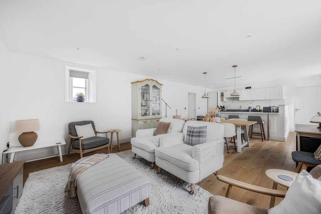 Property photo 2 of 17 Openplan Living