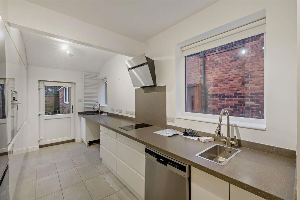 Property photo 2 of 22 8673805-Interior05-800.Jpg