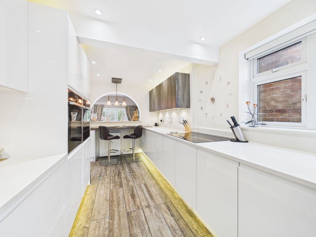 Property photo 3 of 28 Breakfast Kitchen