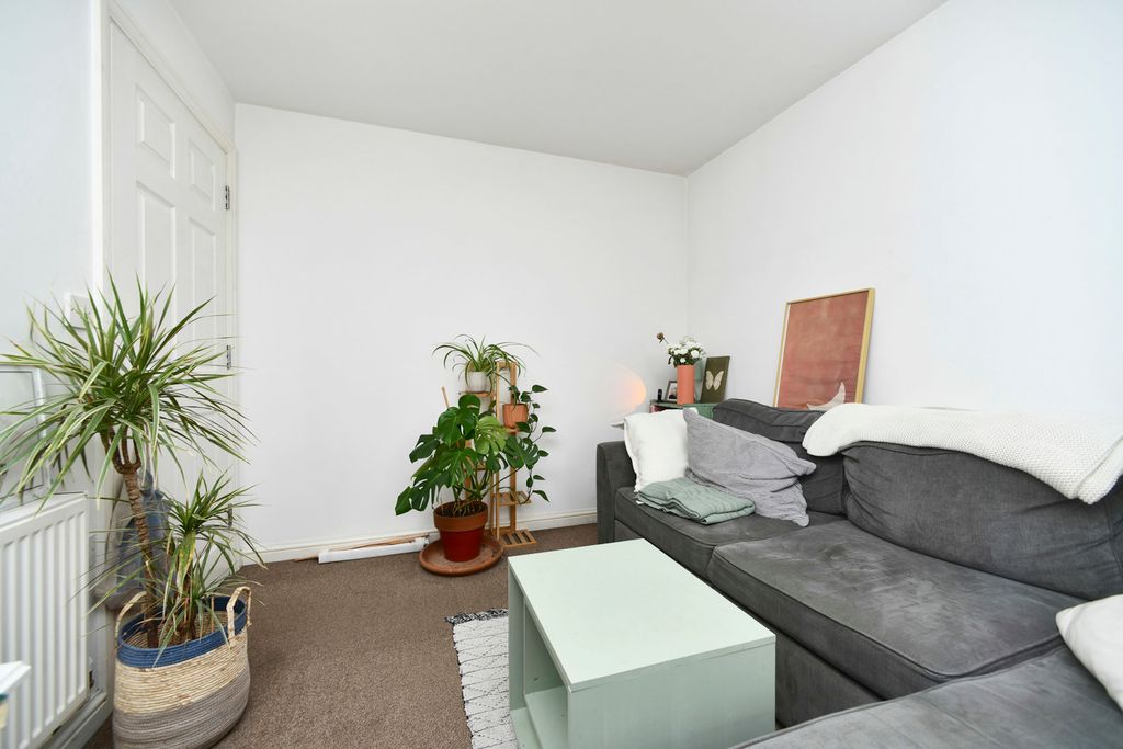 Property photo 3 of 12 Lounge