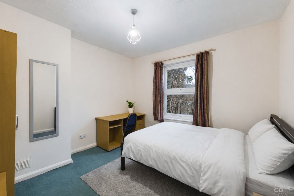 Property photo 1 of 8 Photo 10