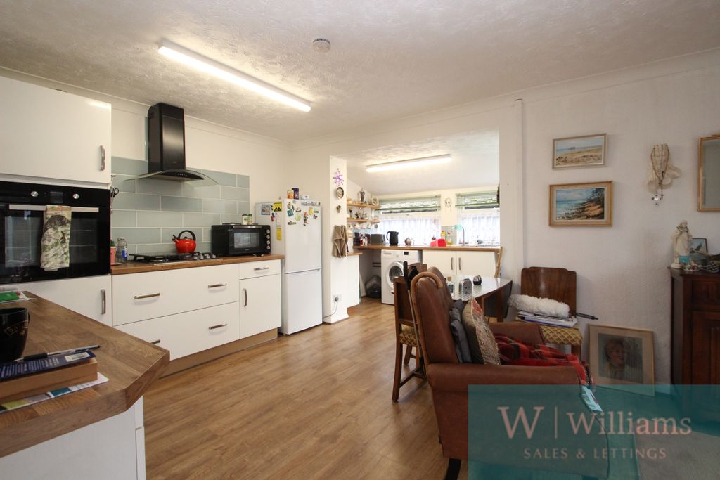 Property photo 3 of 9 Kitchen