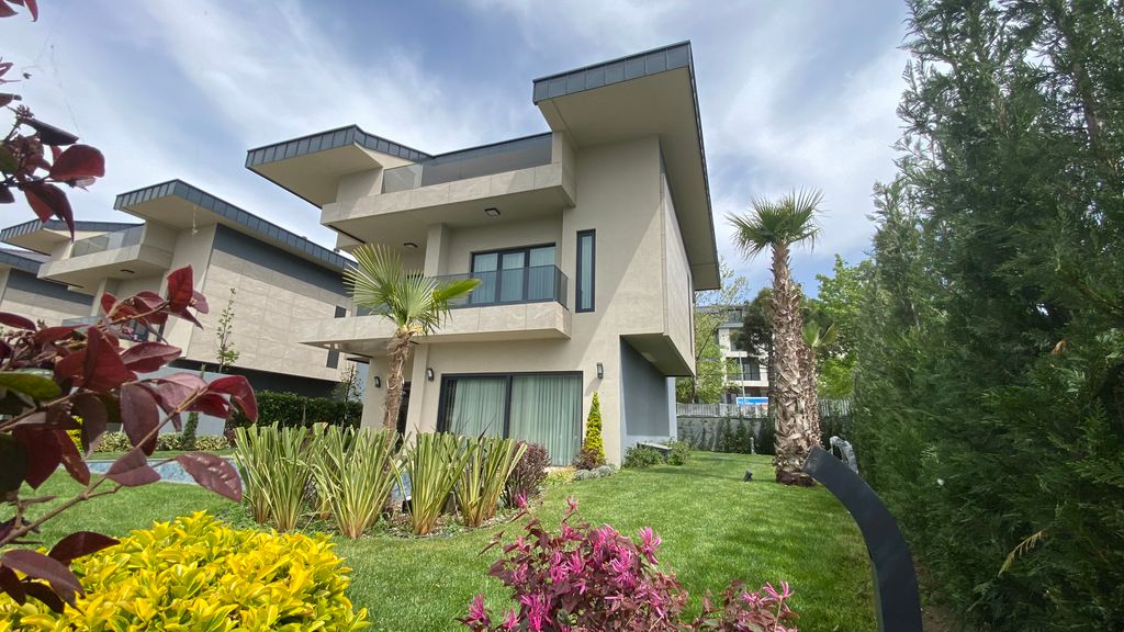 Property photo 2 of 12 Luxury Istanbul Smart Home Properties For Sale - Gorgeous Private Landscaped Gardens