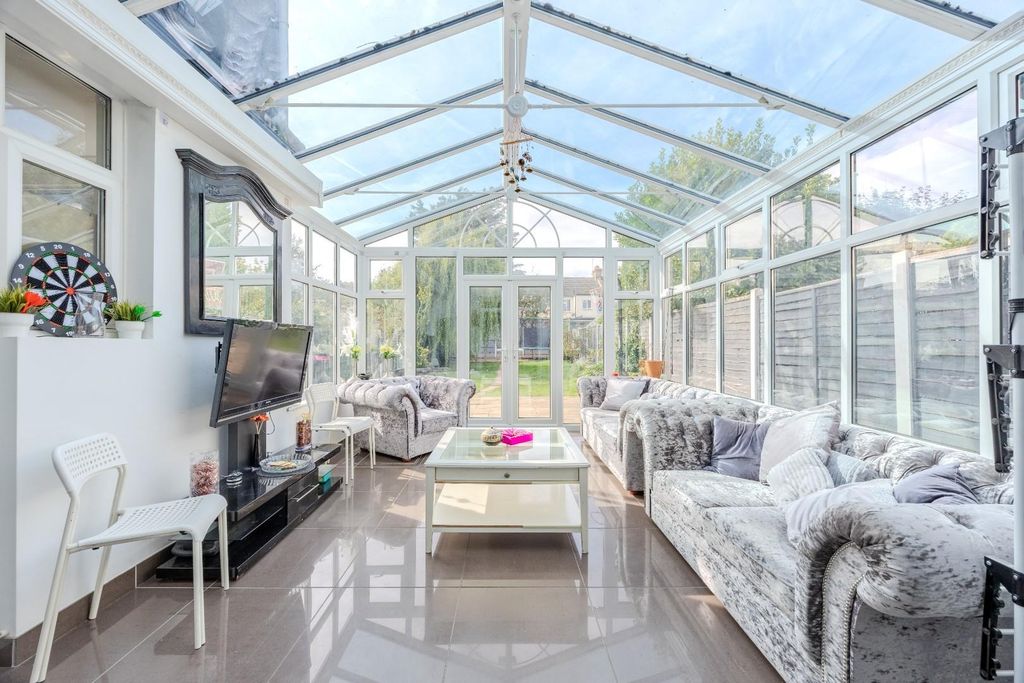 Property photo 3 of 32 Conservatory