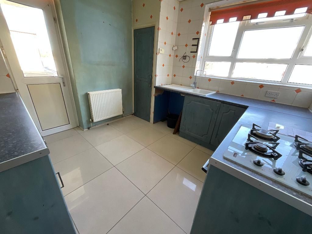 Property photo 3 of 14 Kitchen 9'8 x 9'5