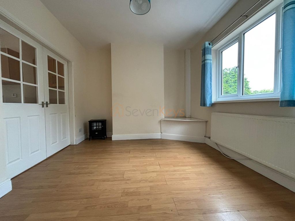 Property photo 3 of 9 Stratton Street Livingroom