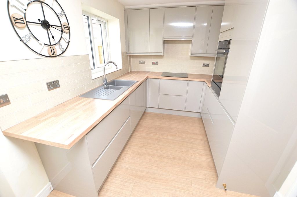 Property photo 2 of 9 Kitchen
