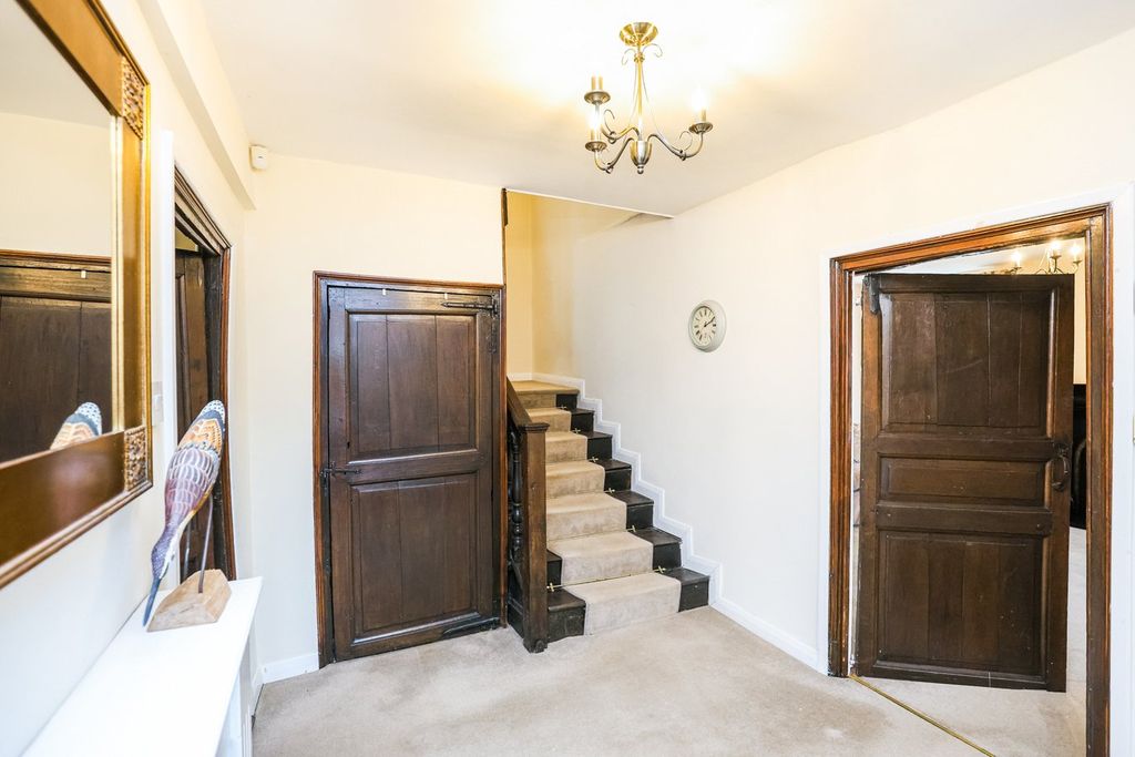 Property photo 3 of 23 Entrance Hall